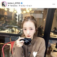 板野友美、キュートなブラウンニット×ポニテSHOTに反響「可愛すぎて尊い」「存在が映えてる」