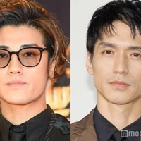 赤西仁、錦戸亮が自宅訪問 巨大テレビ裏での「配線おじさん」姿が話題「貴重なプライベート」「豪邸感すごい」