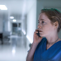 『ナースコール』© 2025 Zodiac Pictures Ltd / MMC Zodiac GmbH