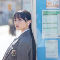 乃木坂46川崎桜1st写真集、グレー制服でセンター楽曲「17分間」オマージュ 1st写真集先行カット第5弾解禁【エチュード】
