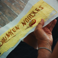 『ドランクヌードル』© 2025 Lucio Castro Inc.