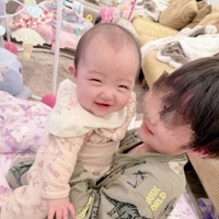 「愛が強め」辻希美、“妹が大好き”三男と次女の仲良し抱っこSHOTを公開