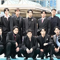 「ちるらん 新撰組鎮魂歌」浅黄色カーペットランウェイに登場した（後列左から）宮崎秋人、柳俊太郎、綾野剛、松本潤、藤原季節、岩永ひひお、渡辺一貴監督（前列左から）細田佳央太、鈴木伸之、山田裕貴、中村蒼、上杉柊平（C）モデルプレス