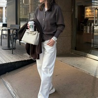 チャコール×ホワイトコーデ。ユニクロメンズデニムを品よく着こなす大人の休日スタイル【40代の毎日コーデ】