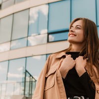 お育ちがバレます！「コートを脱ぐとき、羽織るとき」に絶対にしないで。訪問先で覚えておきたいマナーとは