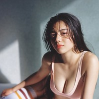 17歳高校生・清埜きり「週プレ」表紙登場 艷やか美バスト披露