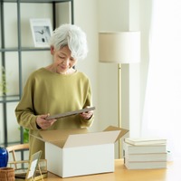 夫が亡くなったことを忘れてしまった！？「お父さんはまだ会社？」「お父さんの服がない！」認知症の義母に現れた異変。どう対応すれば？