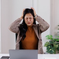 「感謝されないと不安」「評価されてない？」上司の機嫌や言動が気になって集中できない！そんな心理状態になる理由と対処法を、メンタルヘルスの専門家が解説