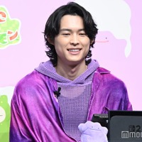 「ぽこ あ ポケモン」4人でのマルチプレイを笑顔で楽しむ松村北斗（C）モデルプレス