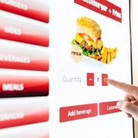 タッチパネルが難関すぎる！「63歳新人」がファストフード店で直面した、リアルで切実な“壁”とは？