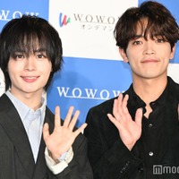 原嘉孝が現場で一点を見つめていると思いきや不意に笑顔を見せると「赤ちゃんが初めて笑った時みたい」と表現した大西流星（C）モデルプレス