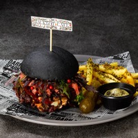 プレミアムバーガー ～禁じられた森～：¥2,500（税込）／「ホグワーツからの招待状」限定メニュー