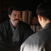 トミー・バストウ、吉沢亮「ばけばけ」第113話（C）NHK