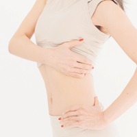 お腹じゃなくて胸だった！ “骨盤マニア”が教える「くびれができる胸ほぐし」がすごい