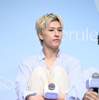 やわらかクッションに体育座りで座る金城碧海（C）モデルプレス