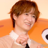 玉森裕太のぴったりそばにサインを書いた宮田俊哉（C）モデルプレス