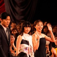 松谷鷹也、見上愛、森田望智（C）日本アカデミー協会