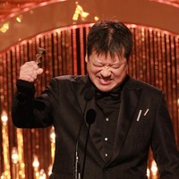 佐藤二朗「爆弾」で最優秀助演男優賞 涙流す山田裕貴と固い握手【第49回日本アカデミー賞】