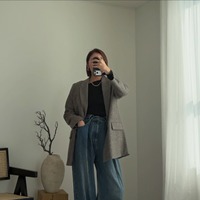 チェック柄ジャケットを味方に。インナーで遊び心を添えた大人のデニム着こなし【40代の毎日コーデ】