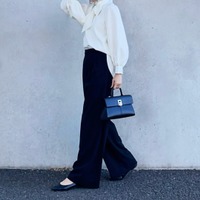 オフィスでもハレノヒでも気品が出る。【ボウタイブラウス】が主役のモノトーンパンツコーデ【40代の毎日コーデ】