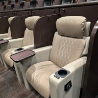 プレミア ラグジュアリー シート®イメージ（ＴＯＨＯシネマズ 日比谷）名古屋栄に導入されるものとは仕様が異なります