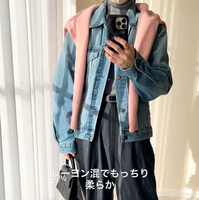 ピンクニットの肩掛けワザで春らしく。大人のデニムジャケットスタイル【40代の毎日コーデ】