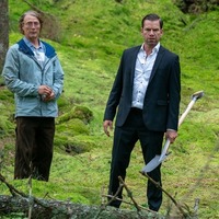 マッツ・ミケルセンが記憶を失いジョン・レノンに？『さよなら、僕の英雄』6月19日公開決定 デンマーク興行記録を塗り替えた話題作