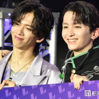 肩を組む“リョガミロ”リョウガ、高岡ミロ（C）モデルプレス