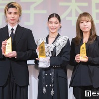 「モデルプレスベストドラマアワード」ベストドラマ1位を受賞した「波うららかに、めおと日和」チーム／本田響矢、芳根京子、宋ハナプロデューサー（C）モデルプレス