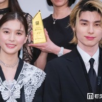 「モデルプレスベストドラマアワード」授賞式に登壇した芳根京子、本田響矢（C）モデルプレス