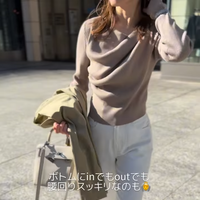 春の着やせするリブニット。選ぶコツはデコルテのデザインとフィット感【40代の毎日コーデ】