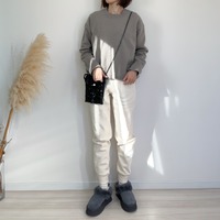 今季大ヒットした【ユニクロ】スウェットパンツ。軽やかな白は、春にも活躍しますよ【40代の毎日コーデ】