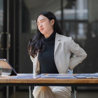 「最近痩せにくくなった」と感じたら、座り姿勢を見直して！今のままだと背骨が「Ｃの字」に歪む⁉