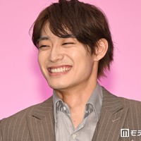 たくさんの女性とのスチール撮影に緊張した髙松アロハ（C）モデルプレス