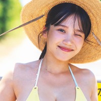 “現役OL”グラドル堀みなみ、ビキニから美バスト披露 キュートなウインクで魅了