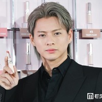 Number_i平野紫耀、華やかメイク＆黒スーツで魅力放出 新生活迎える人にメッセージも「素敵な世界が待っていると思う」【YSL LOVENUDE HOTEL】