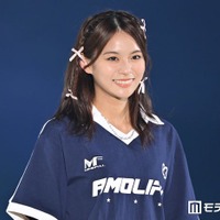 「御上先生」生徒役女優、スリットワンピから美脚チラリ「膝下長くてビックリ」「スタイル良すぎ」と反響