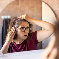 白髪ケアって「年齢に合わせて見直し」が必要なの!?  いつのまにかアイテムも進化してた…！上手な取り入れ方は？【毛髪診断士・伊熊奈美さんが解説】   　