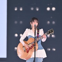 山本彩「365日の紙飛行機」弾き語りで会場魅了 NMB48時代以来10年ぶり「関コレ」出演に喜び【関コレ2026S/S】