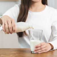 子どもの身長は「カルシウムだけ」では伸びない？背を伸ばす鍵は「ビタミンD」だった！【小児科専門医が解説】