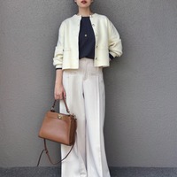 白系ワントーンの大人のパンツコーデ。品と大人感の秘訣はゴールドボタンのアクセント【40代の毎日コーデ】