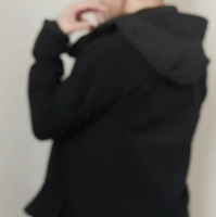 シルエットがおしゃれな【GU】シェルパーカ。雨も肌寒さもしのげる、持っていると安心の一枚って？【40代の毎日コーデ】