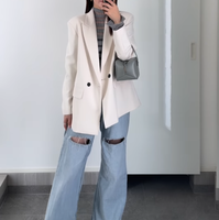 ZARAのオーバーサイズ白ジャケットが主役。×ワイドデニムで作るこなれ感ある春の着こなし【40代の毎日コーデ】