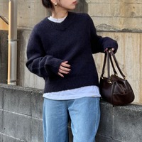 ネイビー×ブラウンで即おしゃれ。ZARAの優秀ニットでつくるこなれ配色の着こなし【40代の毎日コーデ】