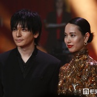 戸田恵梨香、生田斗真にエスコートされレッドカーペット降臨 美背中輝く華やかゴールドドレス姿【地獄に堕ちるわよ】