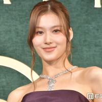 TWICEサナ、ウエストのぞくノースリ×ポニーテール姿にファン悶絶「女神のビジュアル」「最強スタイル」