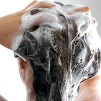 49歳、更年期世代の「頭皮かゆみ」問題。乾燥シーズンに投入して正解だった、低刺激な「お守りシャンプー」の正体