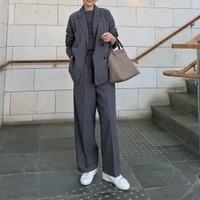 忙しい朝に頼れるセットアップ。ほどよいカジュアル感の秘訣はインに着たロゴＴ【40代の毎日コーデ】