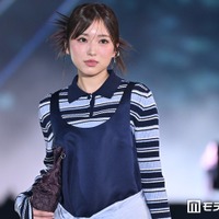 矢吹奈子、ミニ丈ワンピでスラリ美脚披露 爽やかポロニット×腰巻きスタイルでハイセンスな着こなし【ガルアワ2026SS】