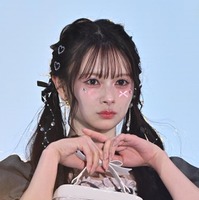 AKB48新センター・伊藤百花、ツインテール姿で甘めオーラ全開 ミニ丈ワンピから美脚披露【ガルアワ2026SS】